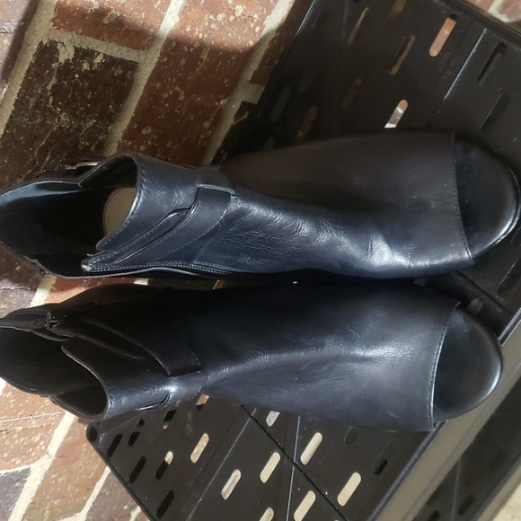 Gianni Bini booties. - Picture 2 of 8